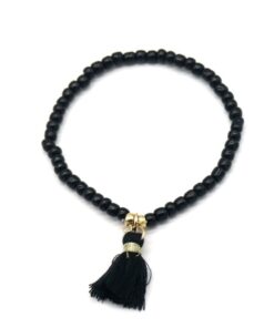 Armbandje van glaskraaltjes met kwastje