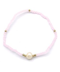 Armband van glaskraaltjes met een zoetwaterparel